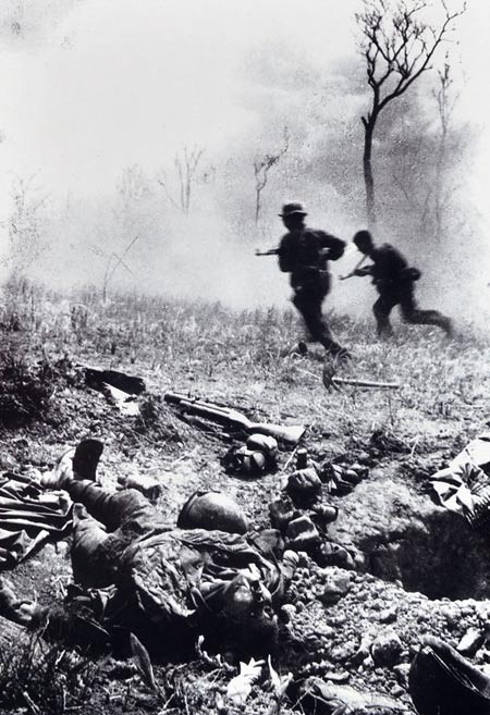 Những người lính cụ Hồ dũng cảm băng qua mưa bom, bão đạn tiến lên phía trước tiêu diệt quân thù, bỏ lại sau lưng là xác của những tên cướp nước